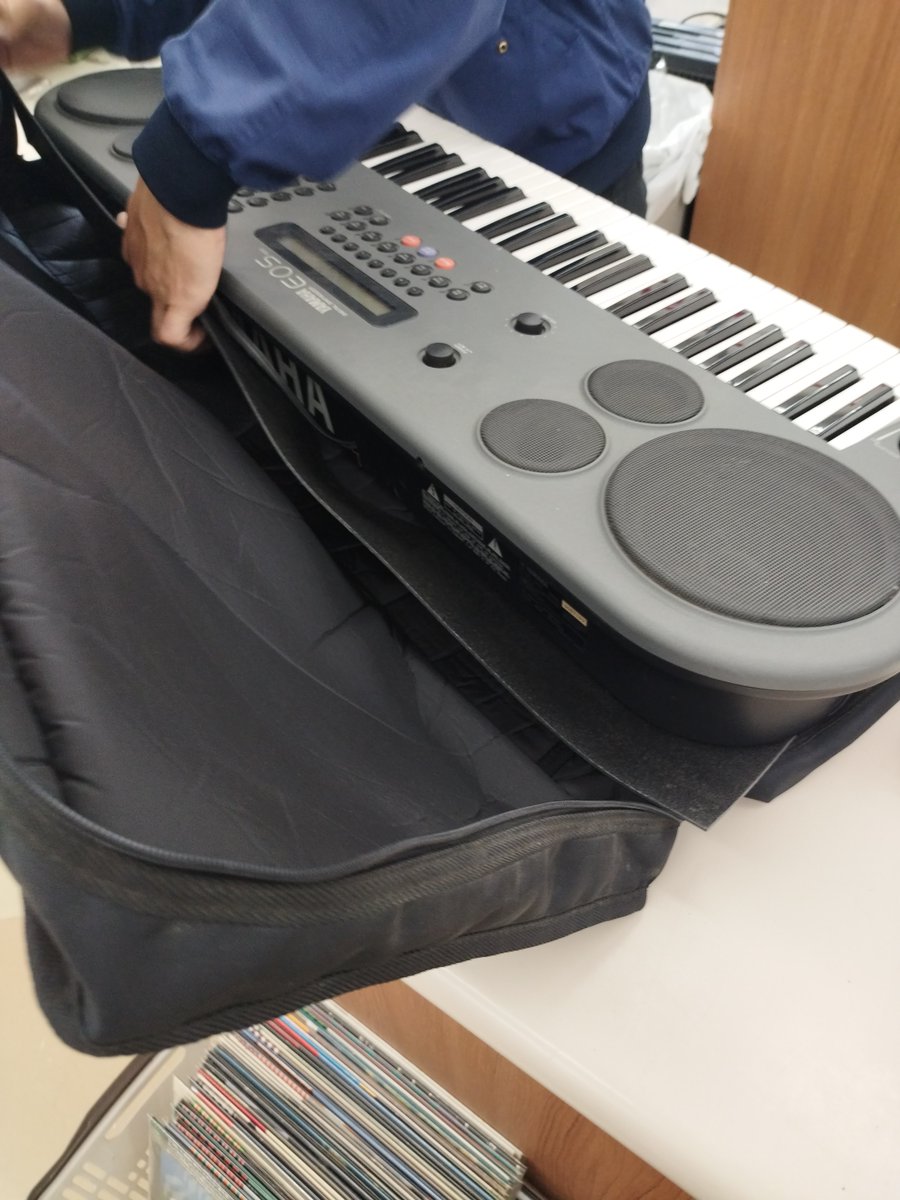 N_show_nen's tweet photo. #現世 で【#俺の嫁】というのが実在しようものなら、
確実に 「そんな買物する金あるなら、私に、#ディナー #フルコース 位、ご馳走しなさいよ。」#カミさん に言われてしまうやつな。 (バッテリー交換費用も別途かかるやつな) #EOS #B200 ※V50 B500 所有者です。 #楽器
https://t.co/GKODQhF7FP https://t.co/kQxv3cXdyi