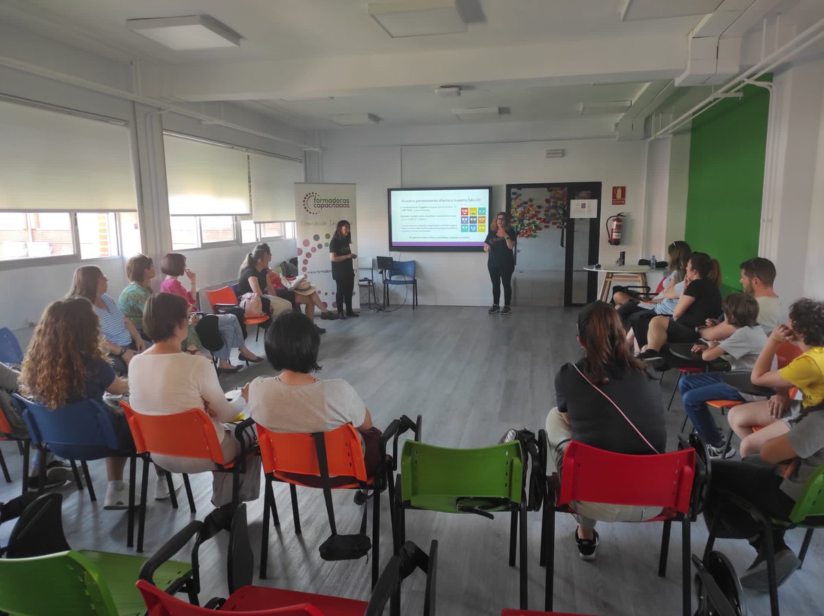 FAPA_LEGANES's tweet photo. Gracias a formadoras #Capacitadas por el estupendo taller de autoestima y emociones impartido en el @ies_churri 

👉🏻Acercamientos a los últimos descubrimientos de Neurociencia.

Colabora @AytoLeganes

#inclusión 
#emociones https://t.co/4jsoh9gPPM
