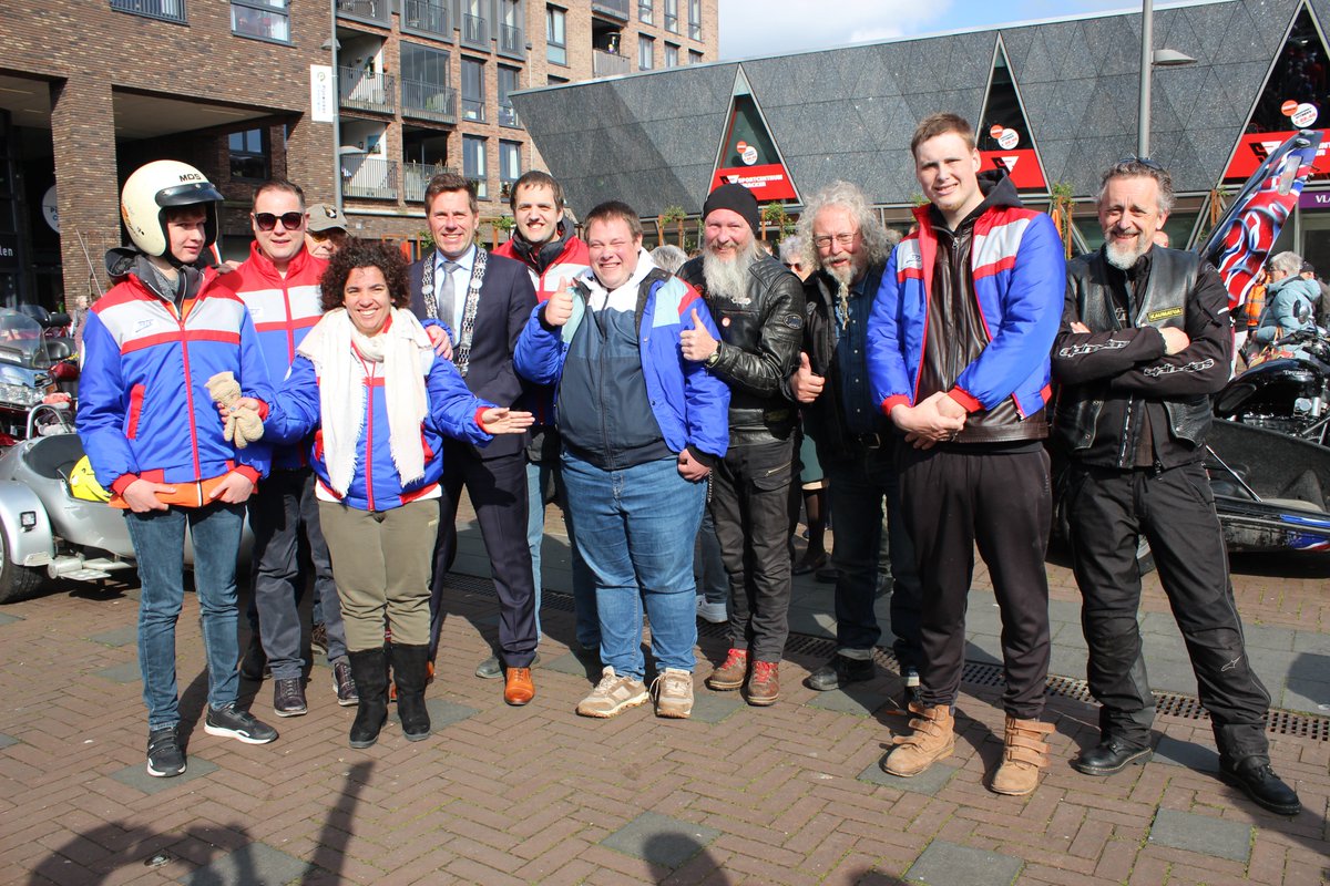 MMastenbroek's tweet photo. Meer dan honderd zijspanmotoren zijn zaterdag van start gegaan voor de enige echte #BeatrixRun. Het was een feest om alle vrolijke gezichten op de foto te mogen zetten! #Pijnacker #lokalekrant https://t.co/bUk8xW1t1c