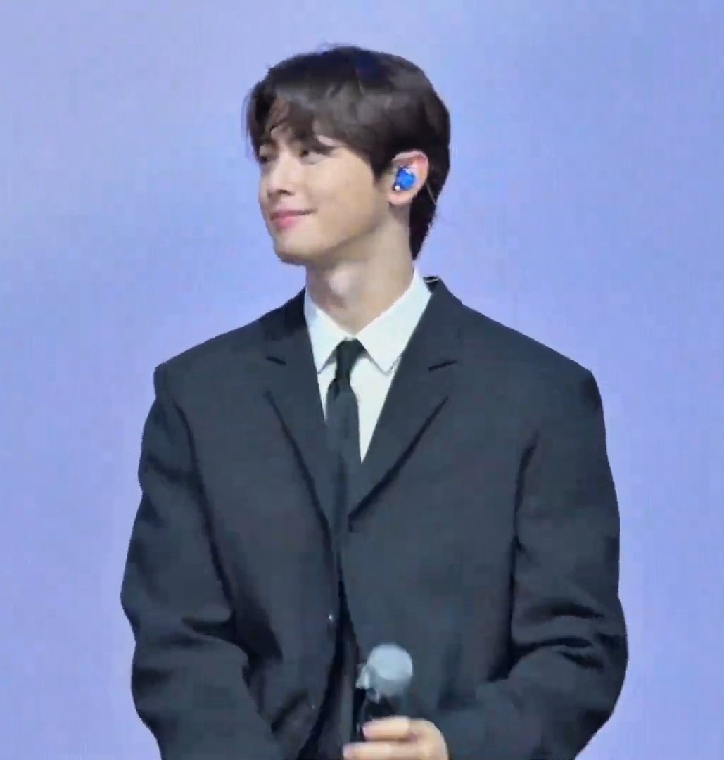 mintchoco_PD's tweet photo. Today's over, just a one more day to go, hang in there Dongminie. Well done for today and chaiting for tomorrow. I love you my coolest and the strongest bub. I am so proud of you.❤️🫂🌕
#CHAEUNWOO #차은우 https://t.co/qEXvi4QHsY