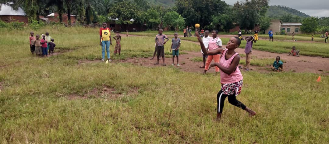 KabongaStarCC's tweet photo. #CricketMakamba: The Provincial Cricket Trainers Team is in @KabongaStarCC today conducting a mass training for players: U19, U17, U15, and U13 girls and boys. The game is much loved here in Kabonga. #BurundiCricket #CricketInBurundi https://t.co/FUI6H8Ae8U
