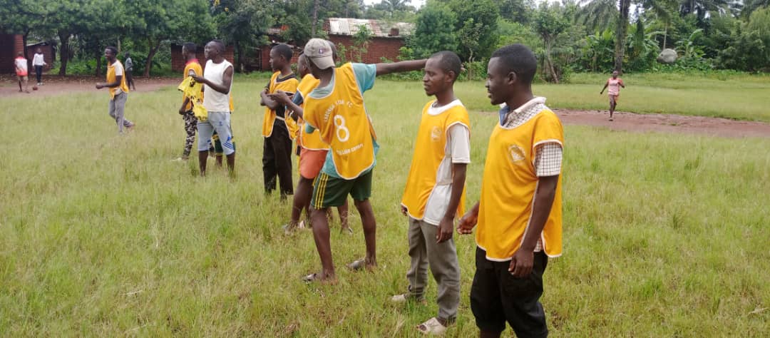KabongaStarCC's tweet photo. #CricketMakamba: L'équipe Provinciale de Formation est aujourd'hui à Kabonga pour la formation en masse des amoureux du Cricket. Ici on forme les jeunes de M13, M15, M17, &amp; M19 du club de cricket 🏏 @KabongaStarCC.

Venez nombreux nous soutenir.
#BurundiCricket #CricketInBurundi https://t.co/dENHUFUJCS