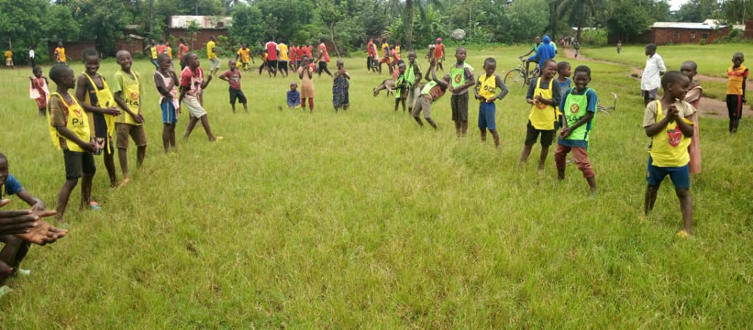 KabongaStarCC's tweet photo. #CricketMakamba: L'équipe Provinciale de Formation est aujourd'hui à Kabonga pour la formation en masse des amoureux du Cricket. Ici on forme les jeunes de M13, M15, M17, &amp; M19 du club de cricket 🏏 @KabongaStarCC.

Venez nombreux nous soutenir.
#BurundiCricket #CricketInBurundi https://t.co/dENHUFUJCS