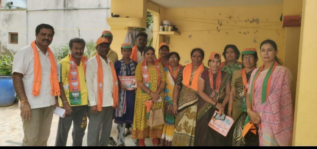 Rajbjp41's tweet photo. ಹೊಸಕೋಟೆ ತಾಲೂಕಿನ ಬಿಜೆಪಿ ಅಭ್ಯರ್ಥಿಯಾದ, ಶ್ರೀಯುತ ಎಂ ಟಿ ಬಿ ನಾಗರಾಜ್ ಅಣ್ಣನವರ ಪರವಾಗಿ 28ನೇ ವಾರ್ಡಿನಲ್ಲಿ ಕಾರ್ಯಕರ್ತರೆಲ್ಲರೂ ಸೇರಿ, ಮನೆಮನೆಗೂ ತೆರಳಿ,ಅವರು ಮಾಡಿರುವ ಅಭಿವೃದ್ಧಿ ಕಾರ್ಯಗಳ ಬಗ್ಗೆ ಮನವರಿಕೆ ಮಾಡಿ, ಮತಯಾಚನೆ ಮಾಡಿದ ಸಂದರ್ಭ🌹🙏🌹 https://t.co/5r7XdZnwfh