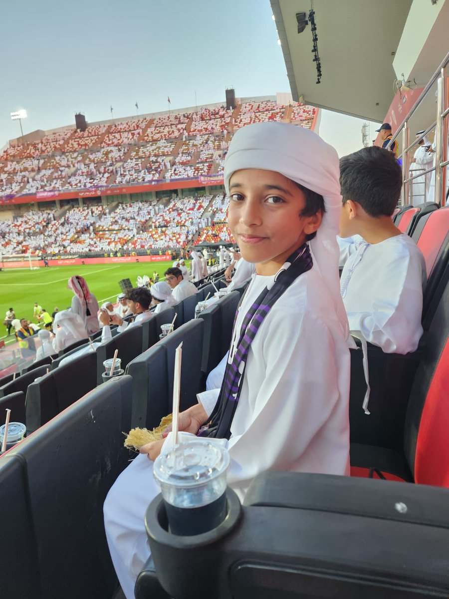 obaid1970's tweet photo. أصدق أنواع الحب: حب الأطفال ، لا تزييف ولا نفاق ولا يجذبه جمال الشكل بل جمال النفس والنقاء والعطاء..

هذا هو طفل الأمس ورجل الغد يعبر عن الحب بكل صدق وبإحساس يصعب علينا التعبير عنه..

الفيديو المرفق تم تداوله أمس وتأثرت به لسببين الأول معرفتي به والثاني لأنه عبر عن ما حاربت لكي لا يراه احد يصدر مني..

أما الجميل الذي في الفيديو فهو الشيخ زايد بن أحمد بن دلموج آل مكتوم 
حفيد المغفور له بأذن الله الشيخ أحمد بن مبارك بن محمد آل نهيان ..

الشيخ زايد من موسمين وهو يحضر أغلب مباريات الفريق في كل ملاعب الامارات..

زايد أسمك غالي وأنت كذلك والعوض قريب والسعادة عادة عند العيناوية