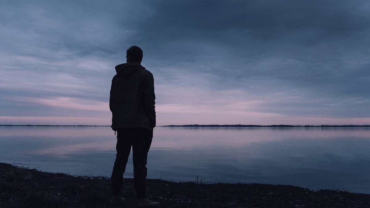 قبل 10 سنوات تقريباً.. فُجع أحد الزملاء بوفاة زوجته الشابة علي نحو مُفاجئ، وكان لديهما أطفال صغار.. من بينهم رضيع حديث الولادة.. في مجلس العزاء رأيت الزميل في أشد حالات الحزن مرارة، وكان الصمت يخيم على الجميع من فرط التعاطف مع هذا الزميل العزيز.. وكنت أدعُ الله في سري أن يربط على