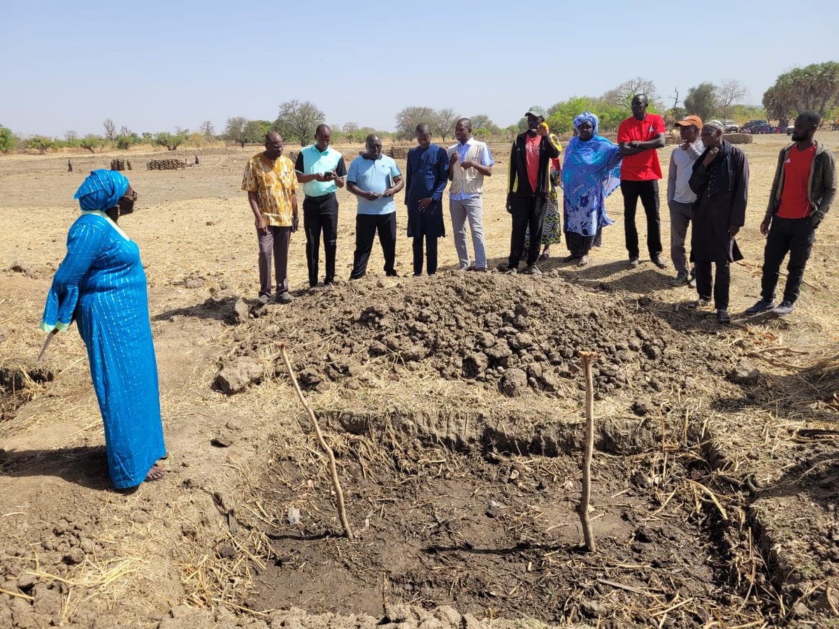 FIDAfriqueOuest's tweet image. Une mission du Programme #Sahel en réponse aux défis #COVID19 conflits et changements climatiques #Sd3C en visite à Sirimoulou au #Mali où des bénéficiaires ont réalisé des fosses à  compost et installé des cordons pierreux pour réduire les effets néfastes du ruissellement.