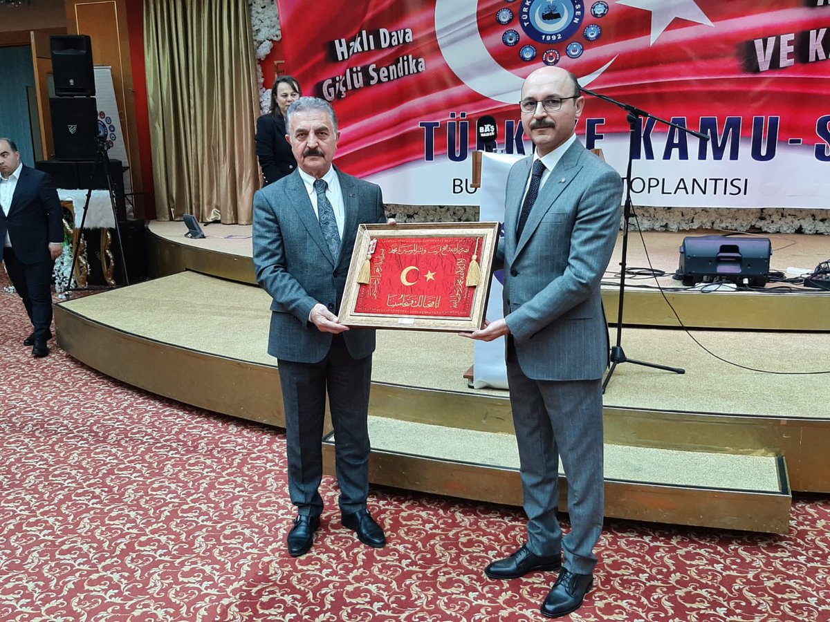TalipGeylan06's tweet photo. Türkiye Kamu Sen’e bağlı sendikalarımızın Bursa Şube ve ilçe yöneticileriyle kahvaltı programında biraraya geldik.
Şerefli hak mücadelemizin bayrağını Bursa’da başarıyla taşıyan yol arkadaşlarımın her biriyle gurur duyuyorum.
Ayrıca programımıza iştirak ederek bizi yalnız bırakmayan MHP Genel Sektereteri ve Bursa Milletvekili Sayın @buyukataman ’a çok teşekkür ediyorum.