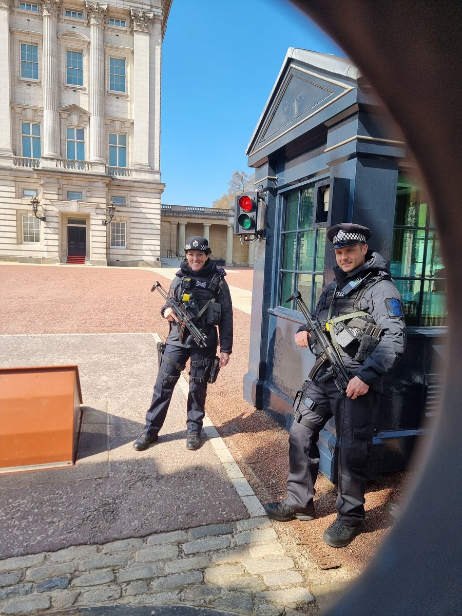 Two of Londons finest #Buckinghampalace #armedpolice friendly and funny 💙👍🏼