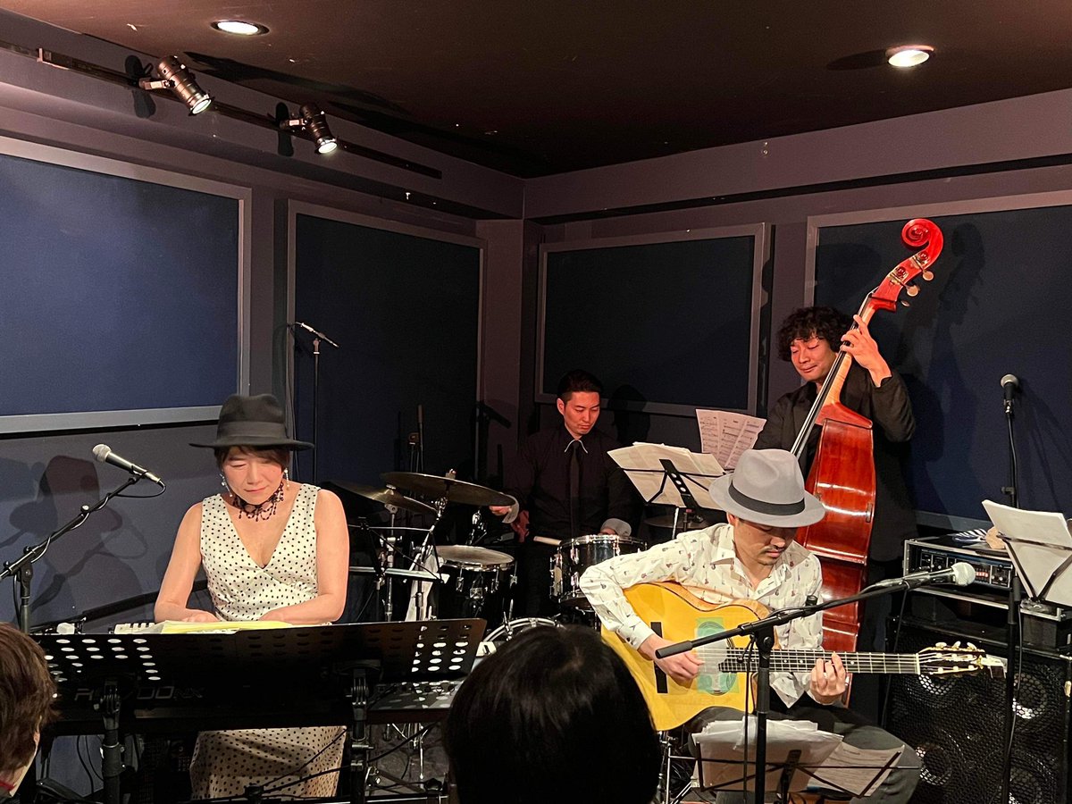 TheNotes_Museum's tweet photo. 昨日TheNotesOfMuseumライブ
春の宴2023
満員御礼ありがとうございました
皆さま楽しんでいただけましたでしょうか?
沢山の皆さまの笑顔と拍手が
私達の最高のご褒美になりました。
メンバーのみんな
ゲストのReinaちゃん三郎さん
ありがとうございました♪
#TheNotesOfMuseum https://t.co/JqPPqh6eRs