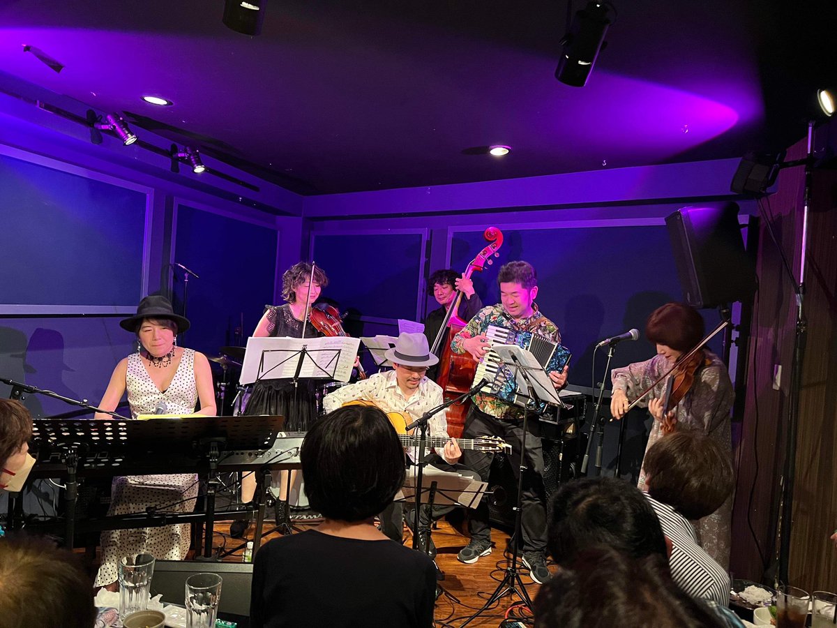 TheNotes_Museum's tweet photo. 昨日TheNotesOfMuseumライブ
春の宴2023
満員御礼ありがとうございました
皆さま楽しんでいただけましたでしょうか?
沢山の皆さまの笑顔と拍手が
私達の最高のご褒美になりました。
メンバーのみんな
ゲストのReinaちゃん三郎さん
ありがとうございました♪
#TheNotesOfMuseum https://t.co/JqPPqh6eRs