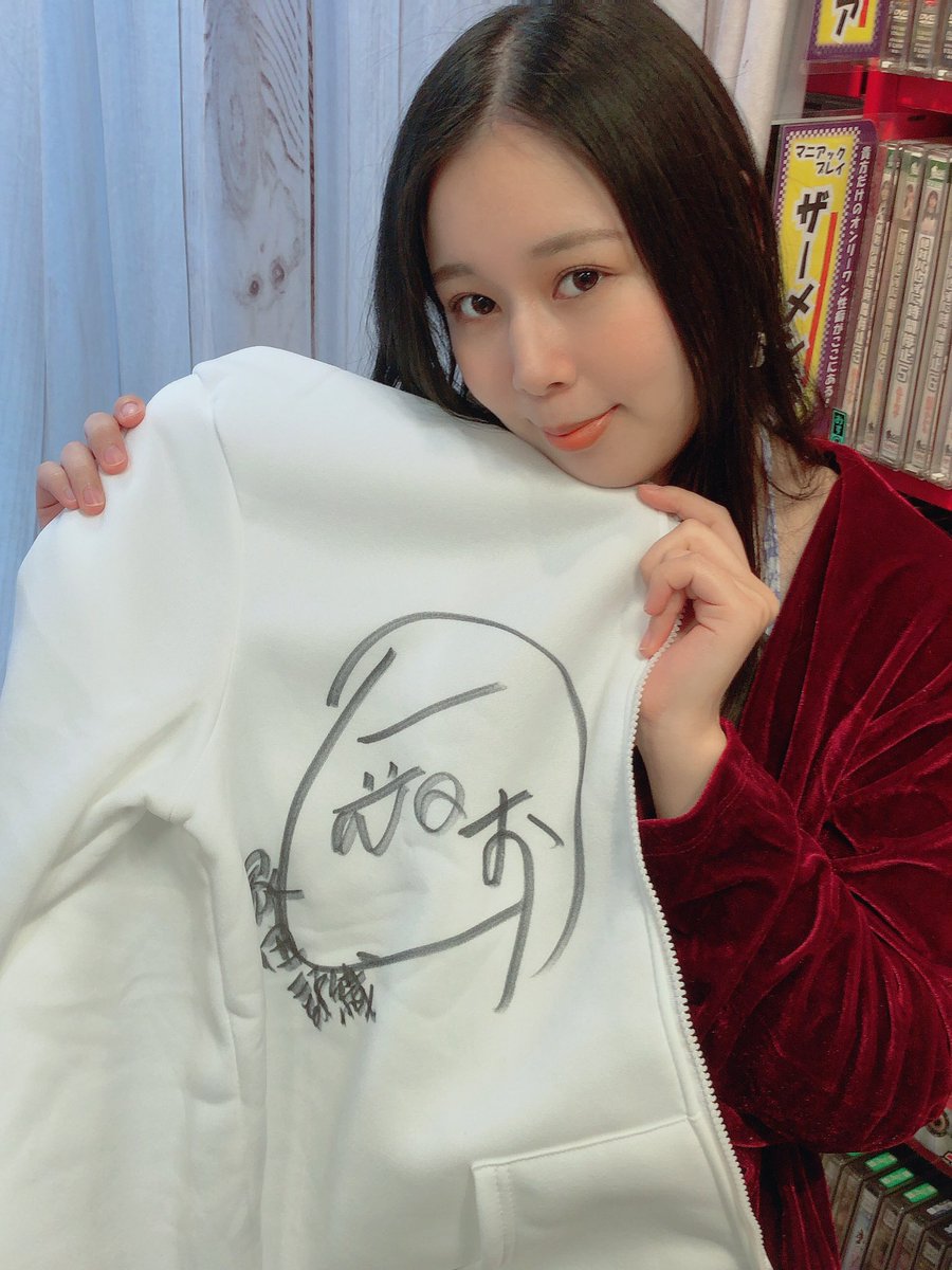 mminfotv's tweet photo. イベント無事終了です♪
来てくださったお客様、ラムタラ上野店さん、そして塚田詩織さんありがとうございました。
今日着てもらった衣装はラムタラ上野店さんにサイン付きで置いて置きます！
気になった方は是非上野店さんに来てね！
#塚田詩織
#タカラ映像
#イベントサイン会 https://t.co/rBGIETevMF