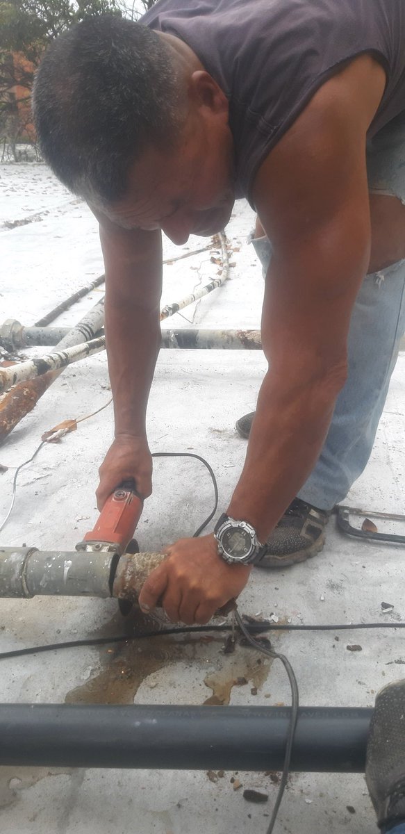 AROMERO0358's tweet photo. Arreglo de tubería principal al cat de 10 de marzo por la brigada ABC carlos soublette https://t.co/DxAvoooBF1