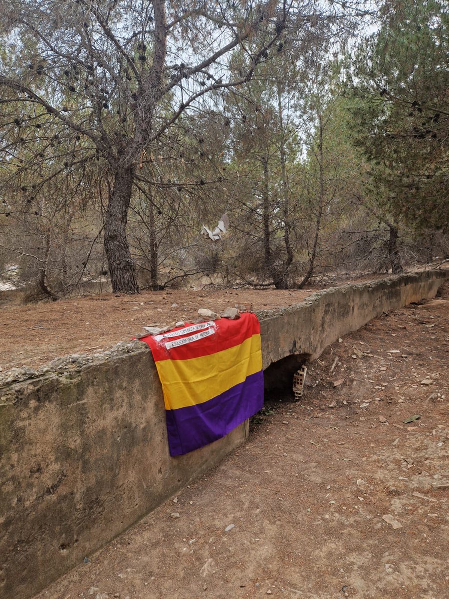 SergioRevolS's tweet photo. 📣📣 Ayer restituimos la simbología republicana en el paredón, previamente destrozada por un grupo de fascistas. 

Mucha dejadez por parte de quienes tienen medios y recursos para poner en valor el lugar tal y como merece.

Por cada bandera que acuchillen, encontrarán 100 más 🚩 https://t.co/ih8xGn6W63