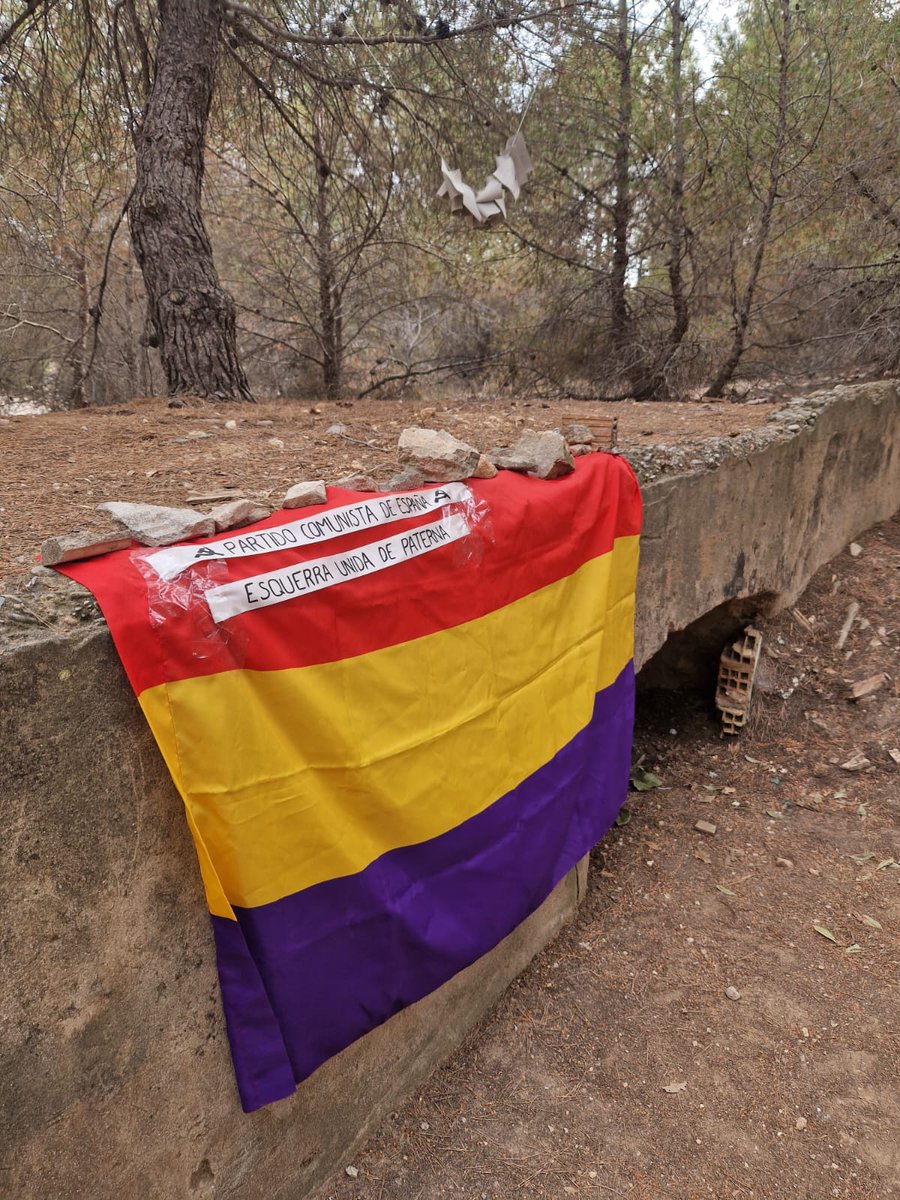 SergioRevolS's tweet photo. 📣📣 Ayer restituimos la simbología republicana en el paredón, previamente destrozada por un grupo de fascistas. 

Mucha dejadez por parte de quienes tienen medios y recursos para poner en valor el lugar tal y como merece.

Por cada bandera que acuchillen, encontrarán 100 más 🚩 https://t.co/ih8xGn6W63