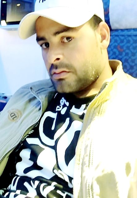 ArefPopal3's tweet photo. یادته پیش گلها دست بادست رقیبان 
من درگوشه تنهابادوچشمان گریان مأیوسانه میدیدم😐 https://t.co/P246nSmSJr