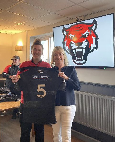 CheltTigersWRFC's tweet photo. Shirt Presentation 🐯 

Last night the girls had a very special shirt presentation ahead of Sunday’s double header, from Women’s President @JillADouglas 

#TigerFamily #MakingMemories #TigersToTwickenham https://t.co/LelXsT4HYB