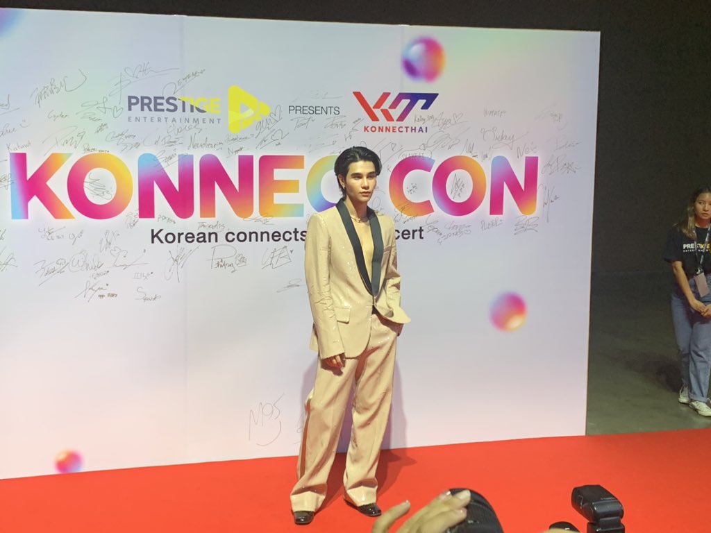 KonnecThai's tweet photo. ลูกรักพระเจ้าคนที่สอง หล่อแบบตะโกน 😍#เจฟซาเตอร์   

#KonnecThai #KONNECKON #Pressconference #PrestigeEntertainment  #KonnecThaiEVE2023 https://t.co/g0nbEbCEUk