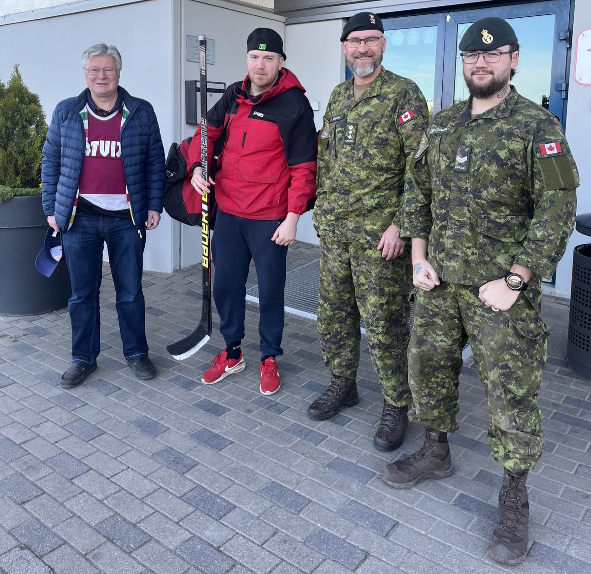 KEihenbaums's tweet photo. Arēnā Rīga @Latvijas_armija un Latvijā dienošo Kanādas Armijas @eFPBGLatvia izlašu hokeja draudzības spēle. Latvija uzvararēja 13-2. Patīkamas atkaltikšanās, sadraudzējāmies ar spēlētājiem un ģimenēm, kopā izbaudījām spēli, paldies 🇱🇻🇨🇦, #StrongerTogether , #WeAreNATO https://t.co/L30VKZ1U6G