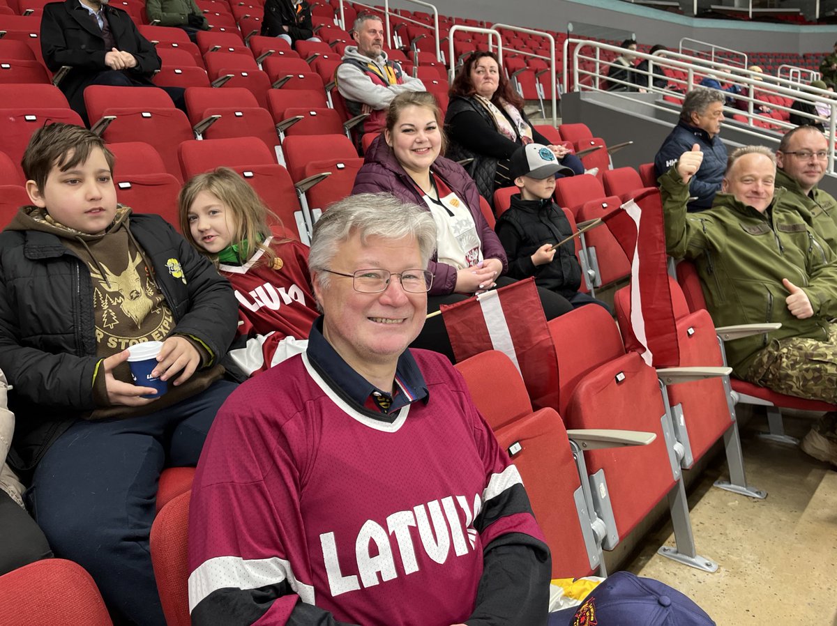 KEihenbaums's tweet photo. Arēnā Rīga @Latvijas_armija un Latvijā dienošo Kanādas Armijas @eFPBGLatvia izlašu hokeja draudzības spēle. Latvija uzvararēja 13-2. Patīkamas atkaltikšanās, sadraudzējāmies ar spēlētājiem un ģimenēm, kopā izbaudījām spēli, paldies 🇱🇻🇨🇦, #StrongerTogether , #WeAreNATO https://t.co/L30VKZ1U6G
