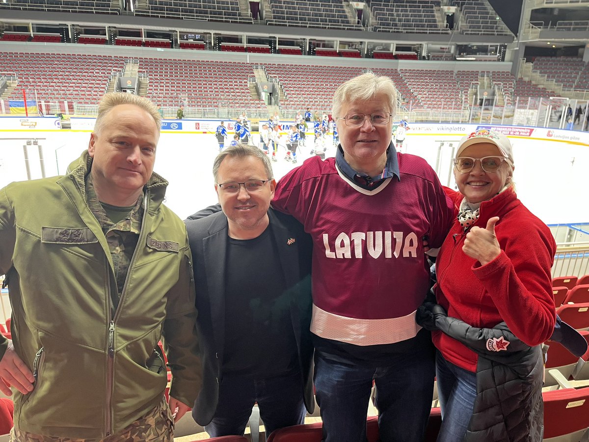 KEihenbaums's tweet photo. Arēnā Rīga @Latvijas_armija un Latvijā dienošo Kanādas Armijas @eFPBGLatvia izlašu hokeja draudzības spēle. Latvija uzvararēja 13-2. Patīkamas atkaltikšanās, sadraudzējāmies ar spēlētājiem un ģimenēm, kopā izbaudījām spēli, paldies 🇱🇻🇨🇦, #StrongerTogether , #WeAreNATO https://t.co/L30VKZ1U6G