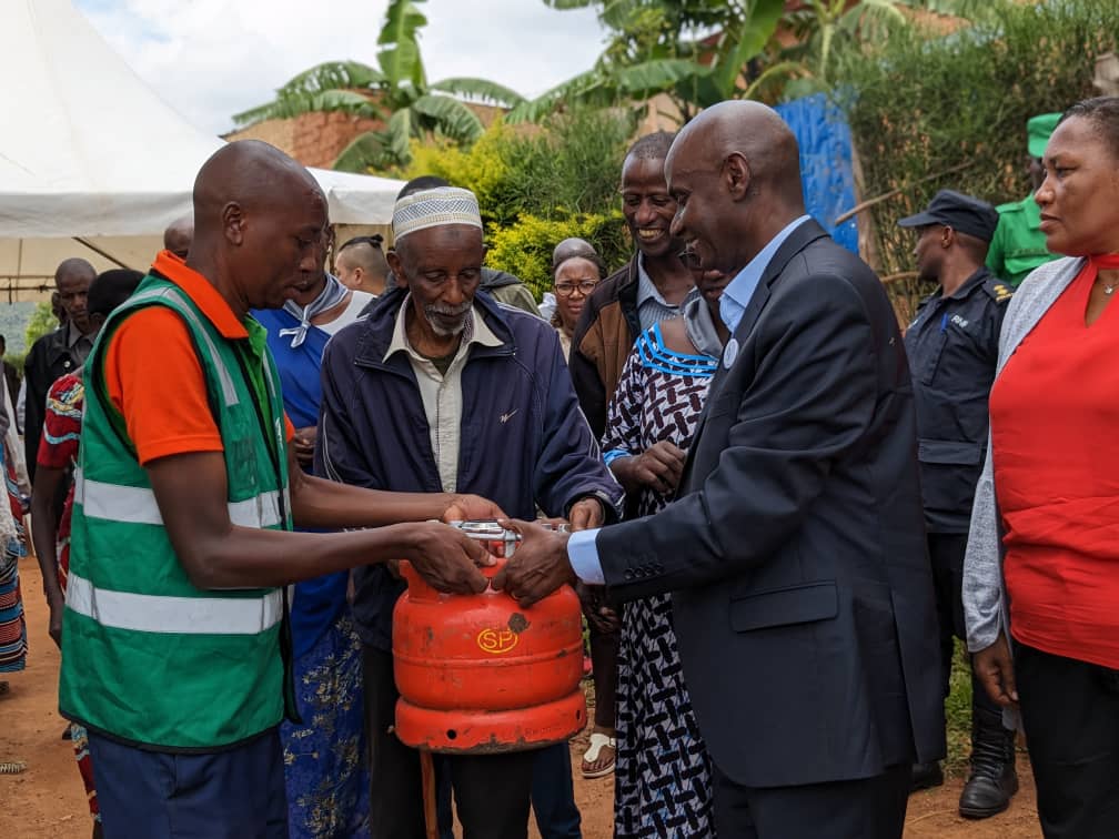 Umuseke's tweet photo. Croix Rouge Rwanda yibutse inaremera abarokotse Jenoside yakorewe Abatutsi
==
INKURU IRAMBUYE
https://t.co/rvpSRVOh01 @Unity_MemoryRw @Ibuka_Rwanda @Gasabo_District @Rwandaredcross @AERGFAMILY @Nduba_Sector @KacyiruHospital https://t.co/BYxym7EuPE