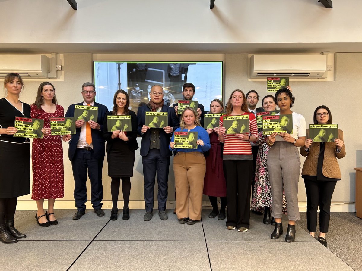 Support from civil society in London to #FreeJimmyLai.

#JournalismIsNotACrime

#FreedomToWrite 

L-R @TatyanaEatwell @fiona_obrien @benedictrogers @Megan_Khoo Sebastien Lai @H0R0 @AzzurraMoores @caoilfhionnanna Cat Lucas, Matthew Gill @liz_morley @DaliaNasreddin & Bea Idlem. 🙏