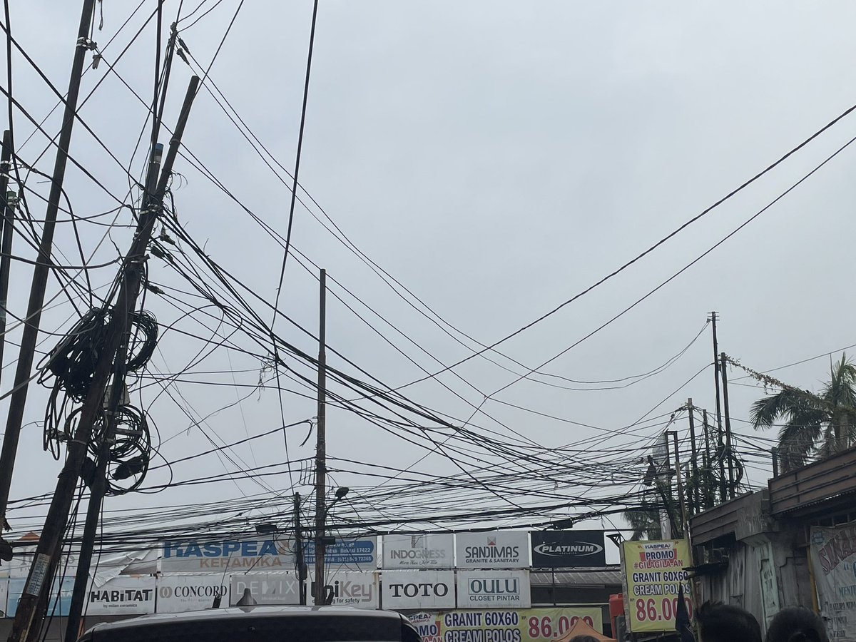 Gregetan banget liat kabel semrawut gini di Pertigaan Jl. Ratna, Jatiasih - Bekasi. Mungkin ada solusi supaya kabel ini lebih rapi? <a href="/ridwankamil/">Ridwan Kamil</a> <a href="/pemkotbekasi/">Pemerintah Kota Bekasi</a> <a href="/pln_123/">PT PLN (Persero)</a>