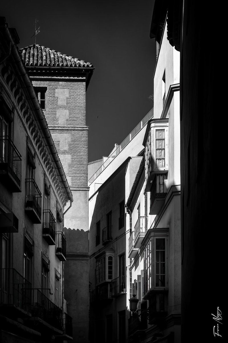 Callejeando...

#Málaga #muevetucorazón #UrbanArea #LowAngleView #Building #Monochrome #City #Architecture #canong7xmarkii