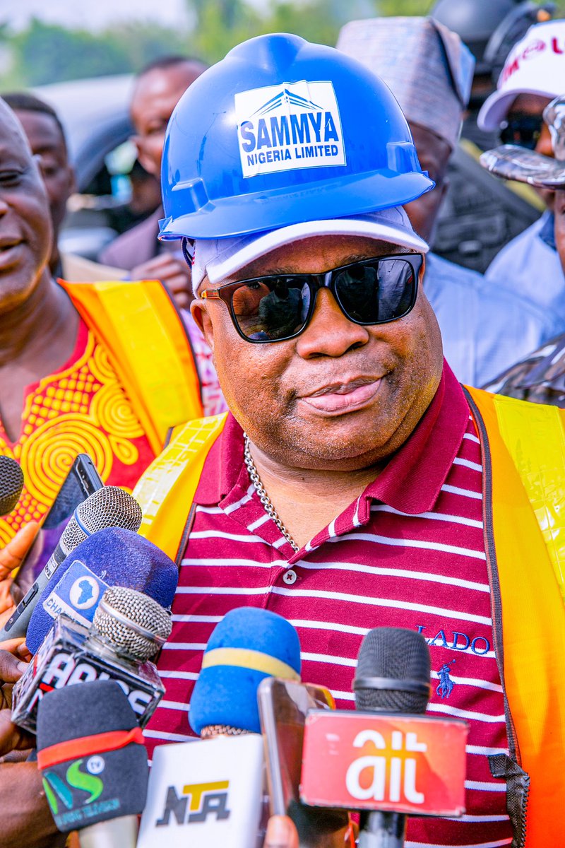 DukeOfOsun's tweet photo. My Governor sabi dance, e sabi play tennis, e sabi play football, e sabi construct road, e sabi pay worker's arrears, e get listening ear for the masses, e sabi good governance, e dey do well… my governor my governor https://t.co/7k3xqYIfmM
