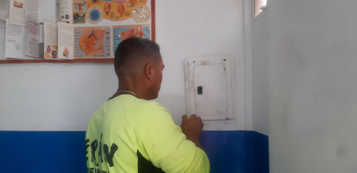 AROMERO0358's tweet photo. Reparación de corto  circuito al dispensario san rafael estado la guaira parroquia carlos Soublette por la brigada abc https://t.co/dlOgrijTKP