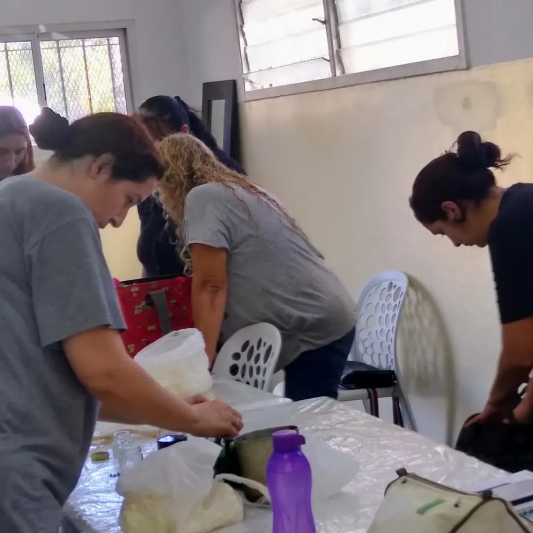 vivientigre's tweet photo. #Ayer Taller de velas  y jabones artesanales en nuestro  Centro Cultural San José Tábanos dirigido por Tifany Serranoo !! 
Felicitaciones, chicas ! 
@ZamoraJulio https://t.co/NErY0fcHSY
