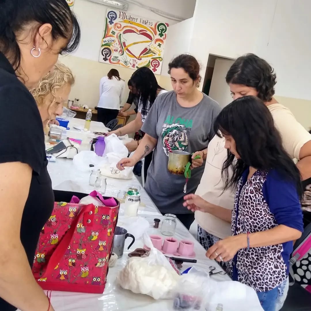 vivientigre's tweet photo. #Ayer Taller de velas  y jabones artesanales en nuestro  Centro Cultural San José Tábanos dirigido por Tifany Serranoo !! 
Felicitaciones, chicas ! 
@ZamoraJulio https://t.co/NErY0fcHSY
