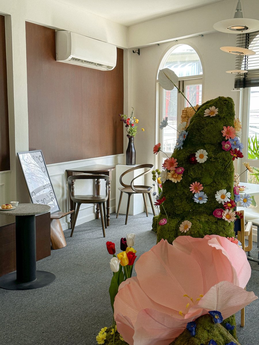 bjauntanywhere's tweet photo. Huus of Bread : 🪻🌺💐🍃 ล่าสุดเปลี่ยนคาเฟ่มินิมอลให้เป็นสวนดอกไม้บานสะพรั่ง มู้ดและไวป์ดีมากๆ มีครีเอทเมนูใหม่ต้อนรับธีมใหม่ด้วย เป็น Churros with Chocolate Dip กับ Blossom Shonut โชนัทรูปดอกไม้ 🌼 ได้ลองชิมทั้งสองเมนูแล้วอร่อยดีเลยครับ https://t.co/y9wAgnsXPo