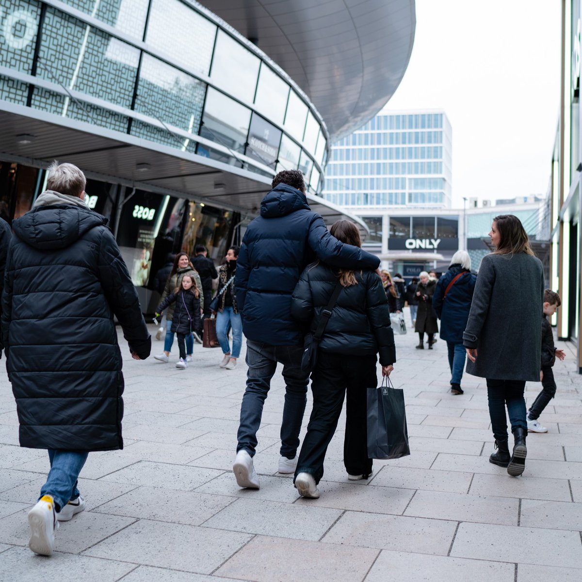 designeroutlets's tweet photo. Morgen heißt es Sonntags Shopping bei uns. 🙆‍♀️🎉 Wir sind morgen von 13 bis 18 Uhr* für Euch da - also kommt gern mit Eurer Family, vor dem Stadion-Besuch oder wie Ihr lustig seid zu uns ins Center. 💯 Wir freuen uns auf Euch. 😊
* Unsere Gastronomie sogar schon ab 12 Uhr. https://t.co/kiBgiET91D