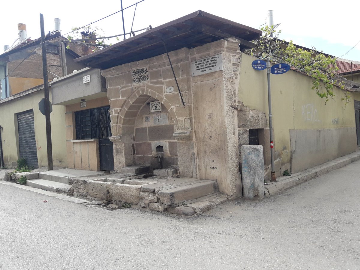 Fakirleri rencide etmemek için düşünülmüş olan sadaka taşlarının kökeni Selçukllulara kadar uzanır ve bu yardım şekli  Osmanlılarda daha da yaygınlaşmıştır.
Konya'da Hacı Fettah, Demirci, Sahib Ata, Kürkçü camilerinde bu örnekler görülebilir.
#sadakatasi
#Konyasadakatasi