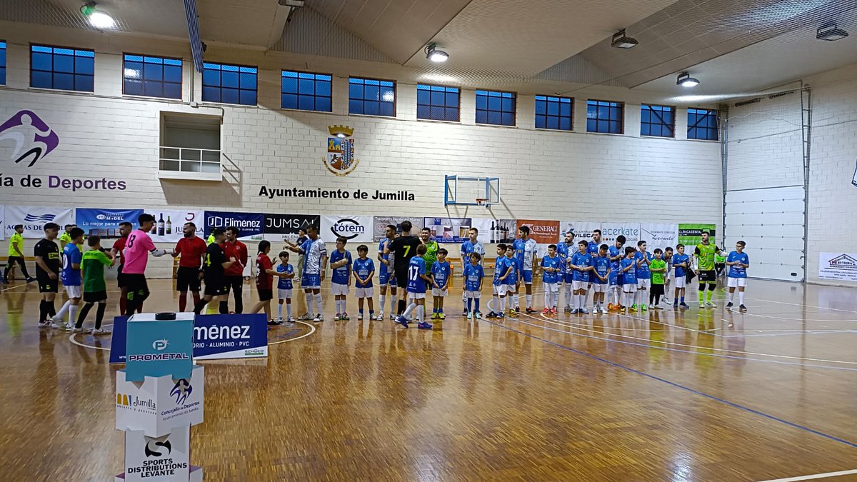 Ayer, de nuevo el Pabellón CARLOS GARCÍA RUIZ de Jumilla volvió a rozar el lleno en el último partido de liga en casa en el que de nuevo la afición de Jumilla mostró su apoyo al equipo hasta el final....solo tenemos palabras de agradecimiento hacia Jumilla y nuestra afición.