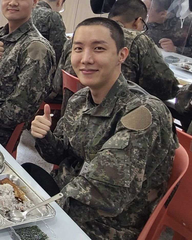 HopeHobilin's tweet photo. Army, I’m doing well. As you can see I’m eating well and I’m healthy. Miss you and love you🫶🫰💜 https://t.co/yv1dueDgX8