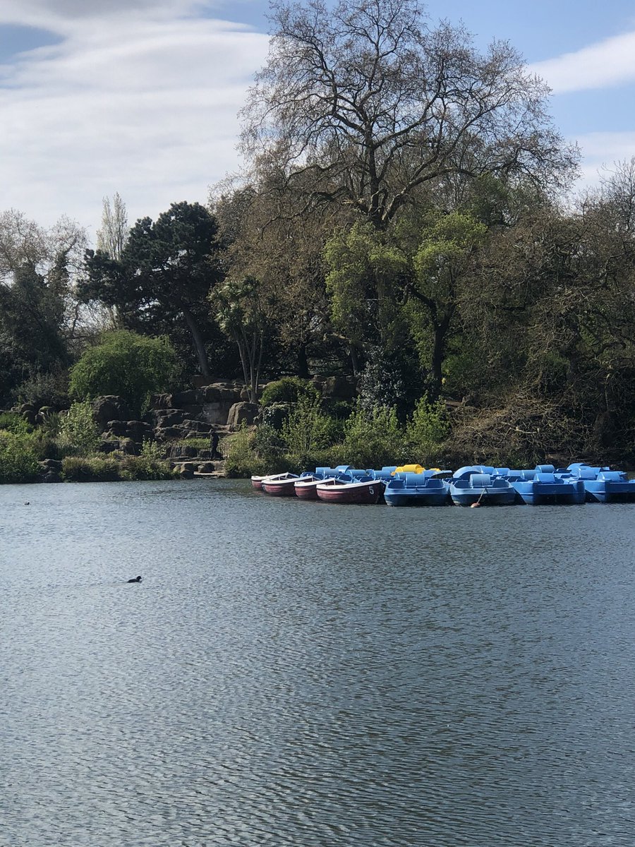 Take a break from the hustle and bustle of city life with a leisurely walk in the park. It's incredible how a simple stroll amidst nature can rejuvenate your mind and soul  #walkcycleldn #batterseapark