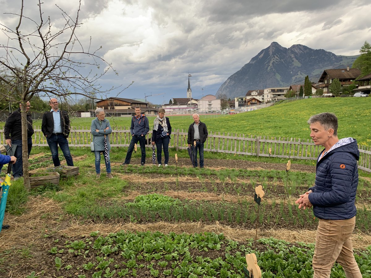 diemitteow's tweet photo. Die Ortspartei Kerns besuchte anlässlich ihrer Jahresversammlung, den Selbsterntegarten auf dem Biobauernhof „Rollboden“ in Kerns.
An der anschliessenden GV wurde der Vorstand wiedergewählt und die abtretende Kantonsrätin Sonnie Burch geehrt.
#Kerns #Obwalden https://t.co/CcF63jpzIF