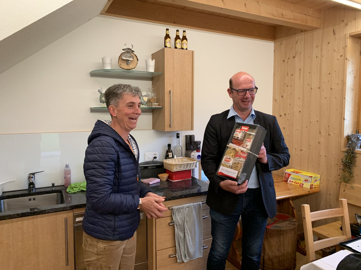 diemitteow's tweet photo. Die Ortspartei Kerns besuchte anlässlich ihrer Jahresversammlung, den Selbsterntegarten auf dem Biobauernhof „Rollboden“ in Kerns.
An der anschliessenden GV wurde der Vorstand wiedergewählt und die abtretende Kantonsrätin Sonnie Burch geehrt.
#Kerns #Obwalden https://t.co/CcF63jpzIF