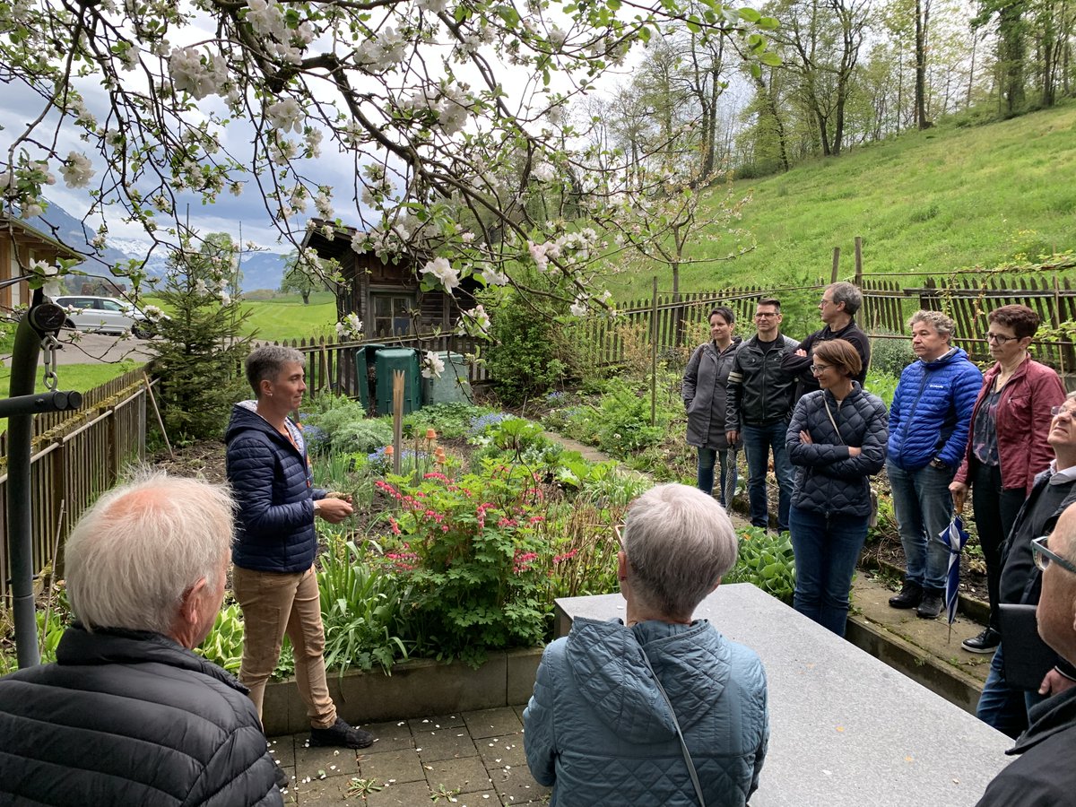 diemitteow's tweet photo. Die Ortspartei Kerns besuchte anlässlich ihrer Jahresversammlung, den Selbsterntegarten auf dem Biobauernhof „Rollboden“ in Kerns.
An der anschliessenden GV wurde der Vorstand wiedergewählt und die abtretende Kantonsrätin Sonnie Burch geehrt.
#Kerns #Obwalden https://t.co/CcF63jpzIF