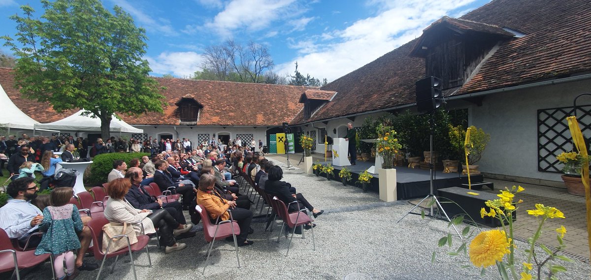 IWF_oeaw's tweet photo. Die #SteiermarkSchau ist eröffnet! Und der #MobilePavillon mit wissenschaftlichen Beiträgen von unseren Exoplanetenforscher:innen bis 5.11. bei freiem Eintritt zu bewundern. #vielfaltdeslebens https://t.co/pqWhYLvKg5
