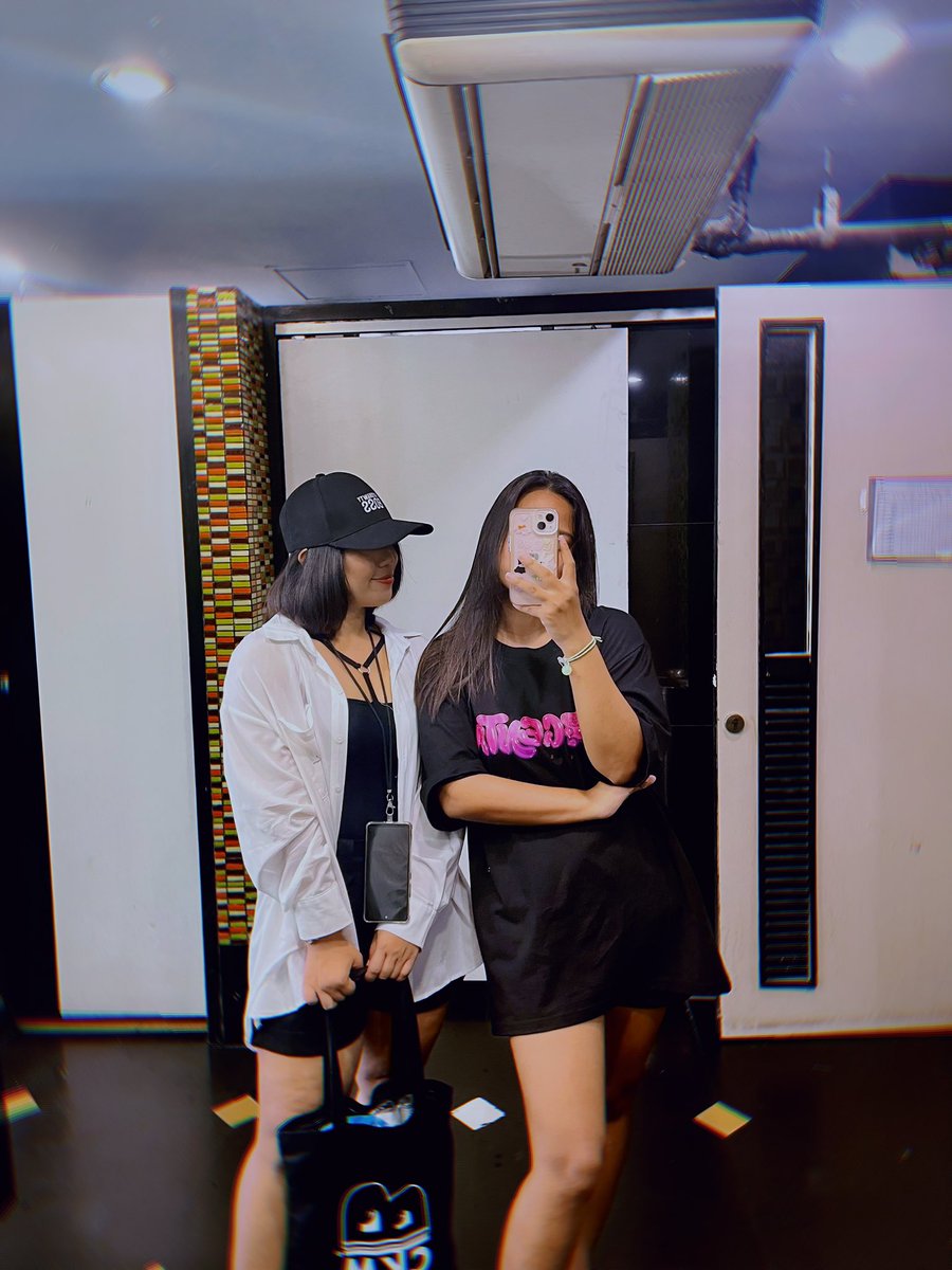 Abnatch's tweet photo. มาหาบอสอึล ❌
มาอวดเสื้อ หมวก กระเป๋า ✅

#Itsmagenta 
#BossOthe1stCollection https://t.co/WcAXCljCO6