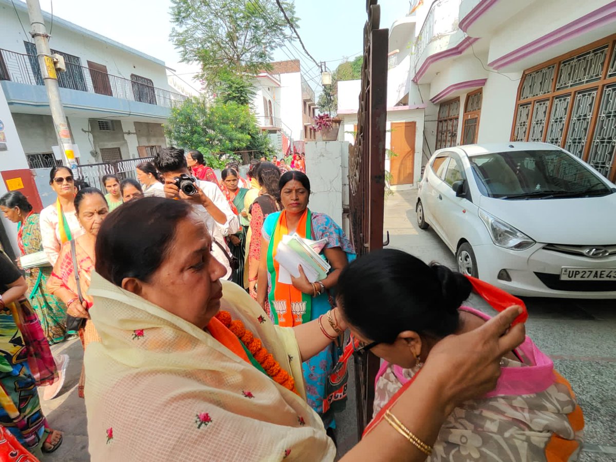 Indirasingh_Bjp's tweet photo. मिशन कमल निशान कमल 
#जनसंपर्क_2023
आज नगरपालिका #बिजनौर के वार्ड नंबर 14 के सिविल लाइन २ में जनसम्पर्क किया साथ ही जनमानस से बिजनौर में भाजपा #नगर_पालिका_परिषद अध्यक्ष बनाने की अपील की। 
#इंदिरा_जी_को_जीतना_है #नगर_पालिका_परिषद #प्रत्याशी #Modiji #yogiji #Bijnor #BJP4UP https://t.co/k6s9aiB8jQ