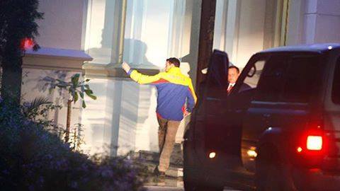 elizwar9's tweet photo. Alberto J. Perez
REUNIÓN TRAS BASTIDORES, QUE SE NEGOCIA Y EN NOMBRE DE QUIEN
Borges, Ramos Allup Capriles fueron pillados cuando entraban a Miraflores a reunirse con Maduro, hasta foto le tomaron a Capriles cuando entraba a Miraflores el pasado martes 26/4/16 a las 12 de la noch https://t.co/BTDCntdAn8