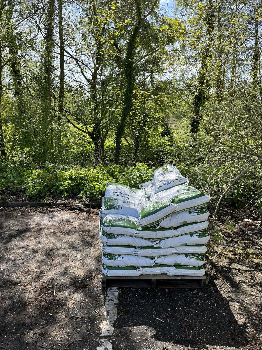 Now on the last pallet, hurry now, free compost giveaway! Train station car park Sudbury <a href="/TownOfSudbury/">Sudbury, Suffolk</a> <a href="/SudburyTC/">Sudbury Town Council</a> @BaberghDistrict 

#wasteservices #partnershipworking