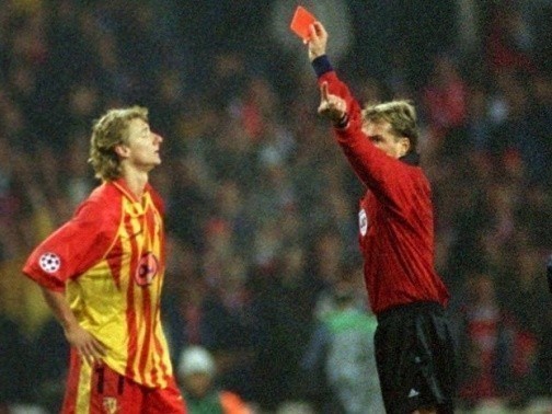 Derfacq's tweet photo. Cette photo m'évoque une des plus grandes injustices dans le football.
J'étais gosse mais ça m'avait déjà révolté et j'ai toujours cette révolte en y repensant, et Lee #Dixon restera certainement le joueur que je detesterai toujours le + au foot. @RCLens ❤️💛
#vairelles #rclens https://t.co/yk4dZVX2pK