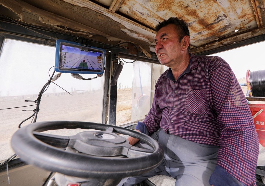 XinhuaItalia's tweet image. Arkin Reyim è un coltivatore di cotone di 51 anni, con oltre 300 mu (20 ettari) di campi di cotone nel villaggio di Bax Mali della contea di Yuli, nella regione autonoma uigura dello Xinjiang, nella Cina nord-occidentale. #newchina #cotone #agricoltura #Cina #lifestyle
