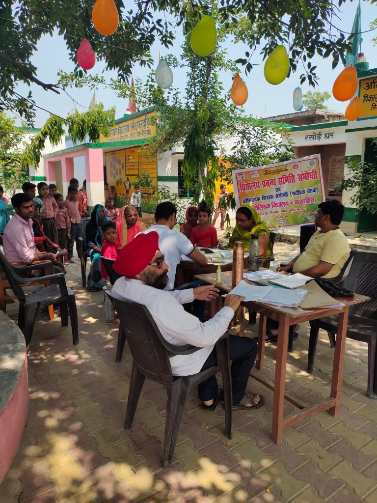 basicshiksha_up's tweet photo. लखीमपुर खीरी के निघासन ब्लॉक स्थित उच्च प्राथमिक विद्यालय फरदहिया में बच्चों का स्कूलों में दाखिला करवाने के लिए वृहद् नामांकन मेला व अभिभावक-शिक्षक बैठक का आयोजन किया गया। 
#SchoolChaloAbhiyanUP 
@UPGovt @CMOfficeUP @thisissanjubjp https://t.co/cJxymk1lQi